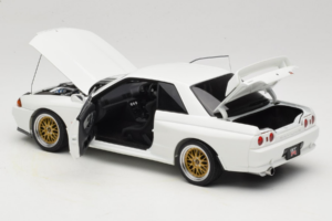 Nissan Skyline GT-R R32 V-Spec II Tuned Crystal White AUTOart 1:18 77416 メタル - 画像 5/8