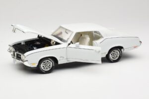 Oldsmobile Cutlass SX ホワイト ERTL 1:18 33775 メタル - 画像 2/8
