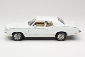 Oldsmobile Cutlass SX ホワイト ERTL 1:18 33775 メタル - 画像 4/8
