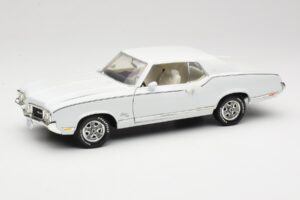 Oldsmobile Cutlass SX ホワイト ERTL 1:18 33775 メタル