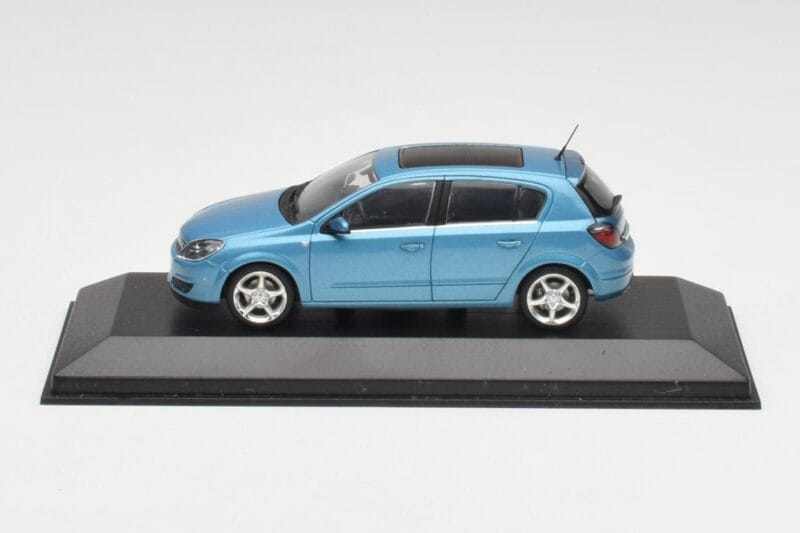 Opel Astra H ライトブルー Minichamps 1:43 400043001 メタル