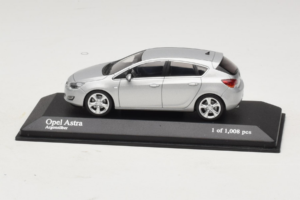 Opel Astra J シルバー Minichamps 1:43 400049000 メタル