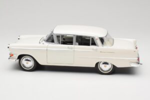Opel Kapitan P2 ホワイト Revell 1:18 08821-M1 メタル - 画像 4/8