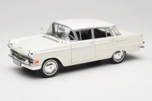 Opel Kapitan P2 ホワイト Revell 1:18 08821-M1 メタル