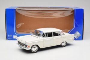 Opel Kapitan P2 ホワイト Revell 1:18 08821-M1 メタル - 画像 8/8