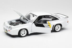 Opel Manta 400 ホモロゲーション ホワイト Revell 1:18 8819 メタル - 画像 2/8