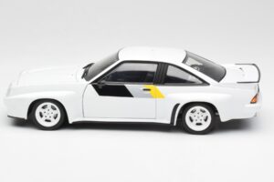 Opel Manta 400 ホモロゲーション ホワイト Revell 1:18 8819 メタル - 画像 4/8