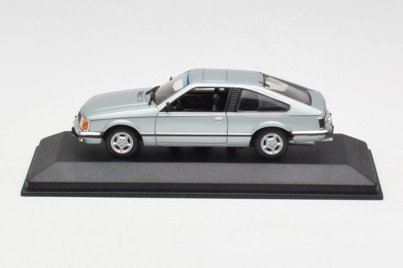 Opel Monza A シルバー Minichamps 1:43 400045122 メタル