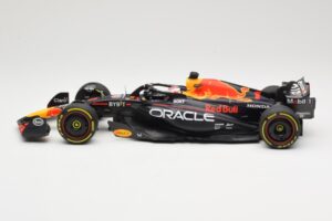 Oracle Red Bull Racing RB19 #1 M. Verstappen Winner Italian GP 2023 Minichamps 1:18 110231501 メタル - 画像 3/6