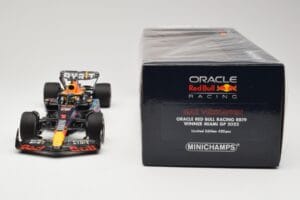 Oracle Red Bull Racing RB19 #1 M. Verstappen Winner Miami GP 2023 Minichamps 1:18 110230501 メタル - 画像 6/6
