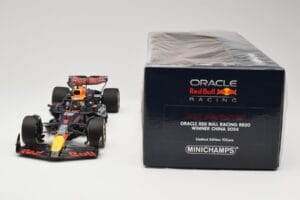 Red Bull Racing RB20 #1 M. Verstappen Winner China GP 2024 Minichamps 1:18 110240501 メタル - 画像 6/6