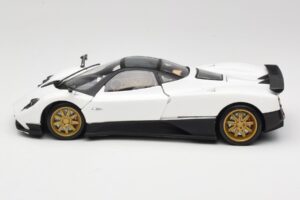 Pagani Zonda F ホワイト Mondo Motors 1:18 157655 メタル - 画像 4/8