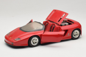 Pininfarina Mythos レッド Revell 1:18 8806 メタル - 画像 2/8