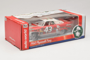 Plymouth Fury #43 R. Petty NASCAR 1960 Auto World 1:24 AW24003/06 メタル - 画像 2/3