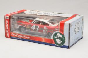 Plymouth Fury #43 R. Petty NASCAR 1960 Auto World 1:24 AW24003/06 メタル - 画像 3/3