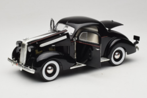 Pontiac Deluxe ブラック Signature Models 1:18 18106 メタル - 画像 2/8