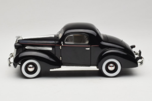 Pontiac Deluxe ブラック Signature Models 1:18 18106 メタル - 画像 4/8