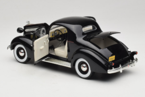 Pontiac Deluxe ブラック Signature Models 1:18 18106 メタル - 画像 5/8