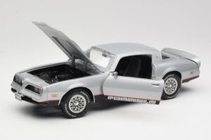 Pontiac Firebird Formula シルバー ERTL 1:18 33514 メタル - 画像 2/8