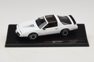 Pontiac Firebird ホワイト IXO 1:43 CLC582N メタル