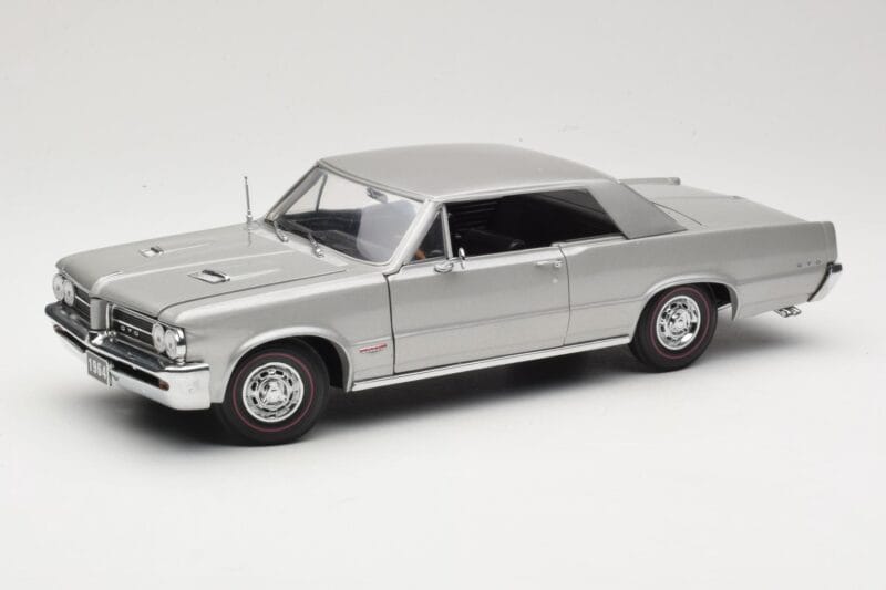 Pontiac GTO シルバー Sun Star 1:18 1821 メタル