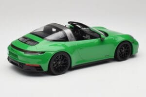 Porsche 911 991.2 Targa 4 GTS ブリティッシュレーシンググリーン Minichamps 1:18 155061065 メタル - 画像 2/6