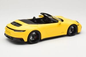 Porsche 911 992 Carrera 4 GTS カブリオレ イエロー Minichamps 1:18 155063030 メタル - 画像 2/6