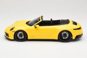 Porsche 911 992 Carrera 4 GTS カブリオレ イエロー Minichamps 1:18 155063030 メタル - 画像 3/6
