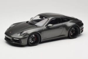 Porsche 911 992 Carrera 4 GTS Green Metallic Minichamps 1:18 155063101 メタル