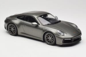 Porsche 911 992 Carrera 4S Aventurine Green Metallic Minichamps 1:18 155067328 メタル - 画像 2/6