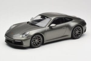 Porsche 911 992 Carrera 4S Aventurine Green Metallic Minichamps 1:18 155067328 メタル