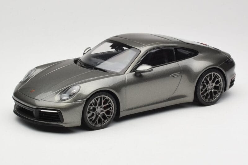 Porsche 911 992 Carrera 4S Aventurine Green Metallic Minichamps 1:18 155067328 メタル