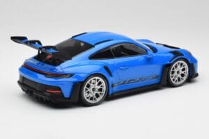 Porsche 911 992 GT3 RS ブルー & シルバーホイール & ブラックデコール Minichamps 1:18 153062234 メタル - 画像 2/6