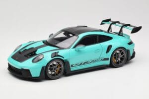 Porsche 911 992 GT3 RS Python Green & Dark Silver Wheels Minichamps 1:18 110062026 メタル