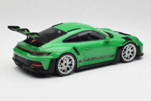 Porsche 911 992 GT3 RS パイソングリーン & シルバーホイール & ブラックデコール Minichamps 1:18 153062235 メタル - 画像 2/6