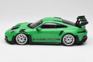 Porsche 911 992 GT3 RS パイソングリーン & シルバーホイール & ブラックデコール Minichamps 1:18 153062235 メタル - 画像 3/6