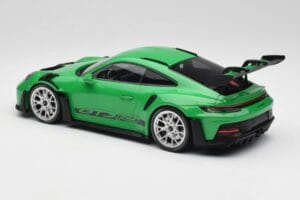 Porsche 911 992 GT3 RS パイソングリーン & シルバーホイール & ブラックデコール Minichamps 1:18 153062235 メタル - 画像 5/6