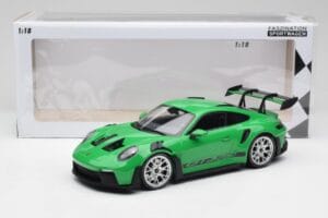 Porsche 911 992 GT3 RS パイソングリーン & シルバーホイール & ブラックデコール Minichamps 1:18 153062235 メタル - 画像 6/6
