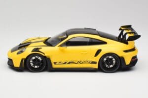 Porsche 911 992 GT3 RS レーシングイエロー & ブラックホイール Minichamps 1:18 153062245 メタル - 画像 3/6
