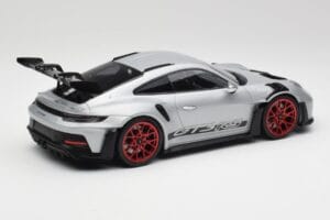 Porsche 911 992 GT3 RS シルバー & レッドホイール Minichamps 1:18 153062241 メタル - 画像 2/6