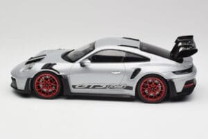 Porsche 911 992 GT3 RS シルバー & レッドホイール Minichamps 1:18 153062241 メタル - 画像 3/6