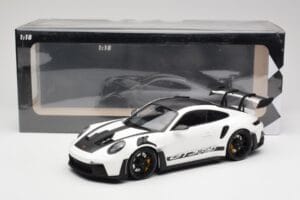 Porsche 911 992 GT3 RS ホワイト & ブラックホイール Minichamps 1:18 155062230 メタル - 画像 6/6