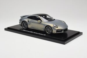 Porsche 911 Turbo S 992 Silver Bamboo Chromaflire With Display Case Spark 1:18 WAP0219100RTSS レジン - 画像 4/7