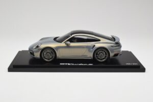 Porsche 911 Turbo S 992 Silver Bamboo Chromaflire With Display Case Spark 1:18 WAP0219100RTSS レジン