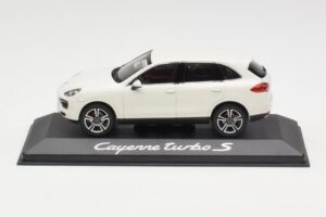 Porsche Cayenne 958 Turbo S ホワイト Minichamps 1:43 WAP0200220C メタル