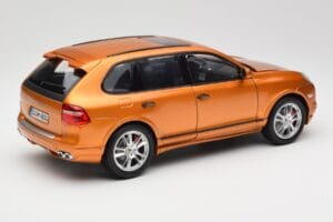 Porsche Cayenne GTS Lava Orange Norev 1:18 187535 メタル - 画像 3/8