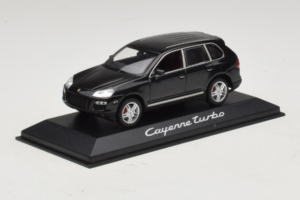 Porsche Cayenne Turbo Dark Green Metallic Minichamps 1:43 WAP02061117 メタル - 画像 2/5