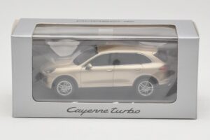 Porsche Cayenne 958 Turbo ゴールド Minichamps 1:43 WAP0200050E メタル - 画像 4/4
