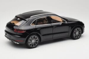 Porsche Macan Turbo 95B Black Metallic Minichamps 1:18 110062502 メタル - 画像 3/8