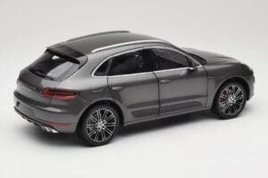 Porsche Macan Turbo 95B Grey Metallic Minichamps 1:18 110062501 メタル - 画像 3/8
